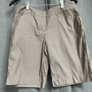 Daisy Fuentes size 4 Women’s gray pin striped shorts